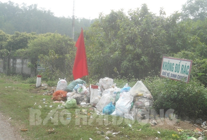 Xử lý đống rác tự phát ở xã Lê Ninh